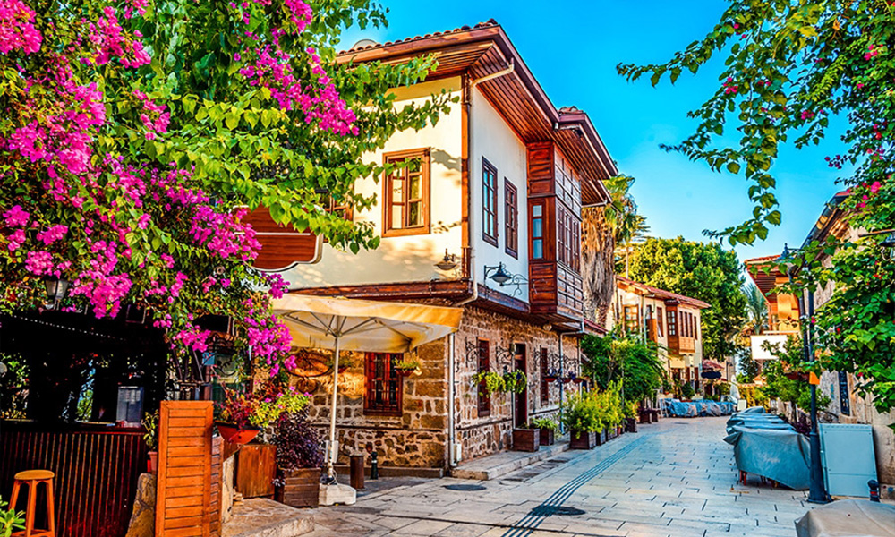 Antalya'nın Tarihi Dokusuyla Büyüleyen Noktası: Kaleiçi